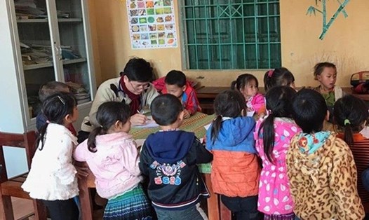 Bác sĩ BV Nhi Trung ương đang cho các em nhỏ trường tiểu học Nà Bản làm test tâm lý