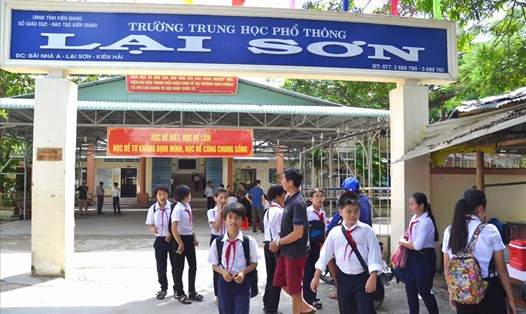 Trường PTTH Lại Sơn (huyện Kiên Hải) là trường cấp 2-3 nên chỉ cho học sinh cấp PTCS nghỉ học, học sinh PTTH vẫn học bình thường vào ngày thứ Hai 25.12.2017.