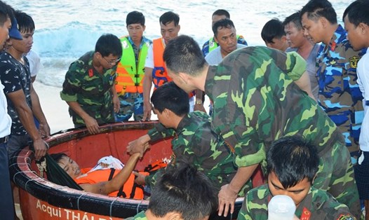 Các lực lượng ở đảo Trường Sa hỗ trợ ngư dân vào bờ tránh bão Tembin. Ảnh: P.Chi