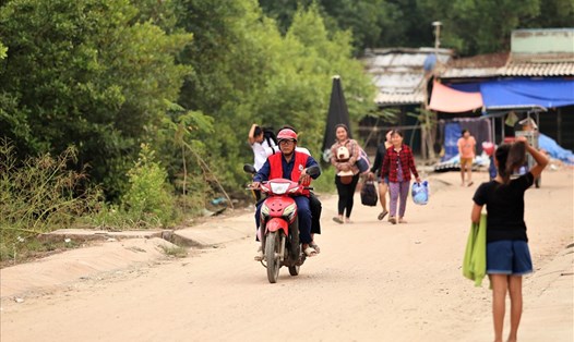 Lực lượng chức năng phát loa vận động người dân xã đảo Thạnh An đến các điểm tránh trú bão số 16. Ảnh: Trường Sơn