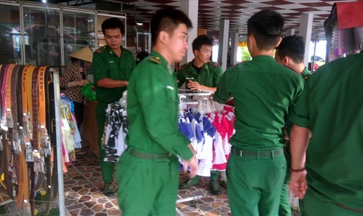 Bộ đôii biên phòng Bạc Liêu giúp dân dọn dẹp nhà cửa phòng chống bão số 16 chiều tối 24.12