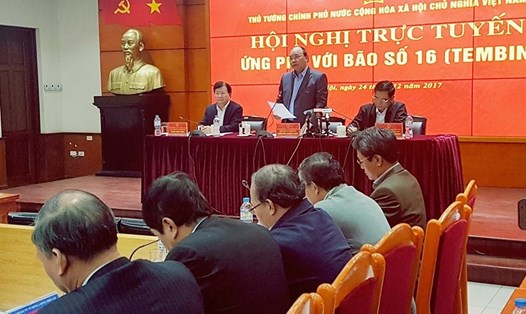 Thủ tướng Nguyễn Xuân Phúc chủ trì Hội nghị trực tuyến ứng phó với bão số 16 Tembin. Ảnh: Kh.V