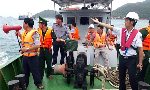 Các lực lượng chức năng tỉnh Bà Rịa - Vũng Tàu kêu gọi tàu thuyền vào nơi tránh trú bão an toàn. Ảnh: P.V