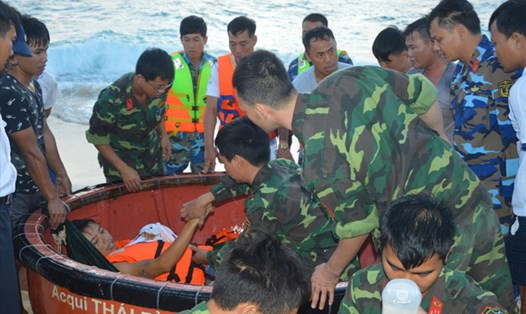 Cấp cứu ngư dân ở đảo Song Tử Tây (quần đảo Trường Sa). Ảnh: P.CHI