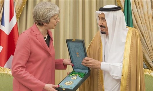Nhà vua Salman bin Abdulaziz al-Saud trao tặng cho Thủ tướng Anh Theresa May Huân chương Abdulaziz ở thủ đô Riyadh. Ảnh: Saudi Royal Place. 