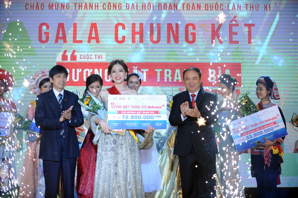 Giây phút đăng quang Gương mặt trang bìa của Hoa khôi ĐH Kinh tế quốc dân Bùi Phương Nga. Ảnh: DT