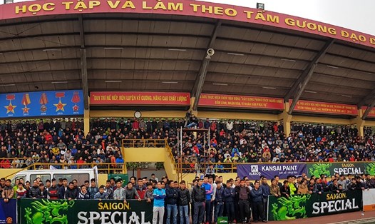 Hình ảnh khán giả đông kín tại giải Ngoại hạng - Cúp Bia Saigon Special 2017. Ảnh: H.A