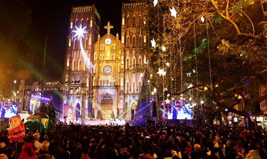 Nhà thờ Lớn luôn là nơi tập trung đông người nhất vào dịp Noel. Ngay từ khi còn sớm, nhiều người đã đến và chờ đón các tiết mục biểu diễn (ảnh Hằng Nga)