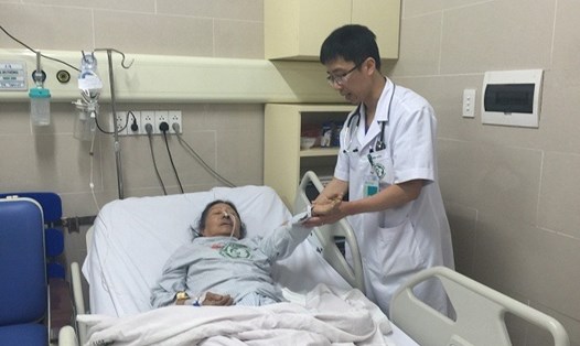 PGS. Mai Duy Tôn đang thăm khám cho bệnh nhân đột quỵ điều trị tại Khoa Cấp cứu A9