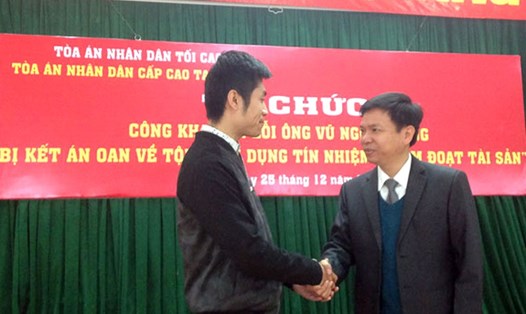Anh Vũ Ngọc Dương (trái) nhận lời chúc mừng từ luật sư.