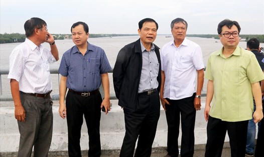 Bộ trưởng Nguyễn Xuân Cường thị sát thực tế tại An Minh.