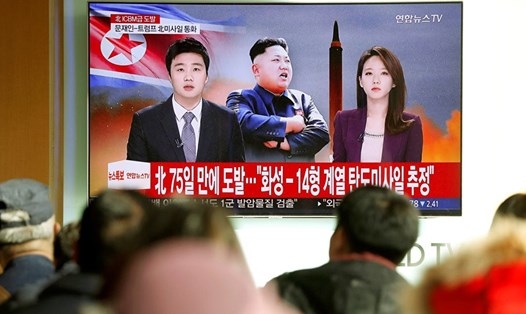 Truyền hình Hàn Quốc đưa tin về vụ phóng tên lửa đạn đạo liên lục địa của Triều Tiên hôm 29.11. Ảnh: Reuters