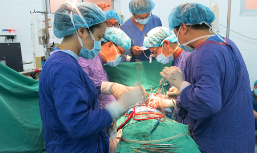 Các bác sỹ Bệnh viện Hữu nghị Việt Đức tiến hành ghép tim cho bệnh nhân
