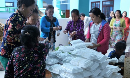 Người dân xã đảo Thạnh An (huyện Cần Giờ, TPHCM) được lo ăn uống, chăm sóc sức khỏe trong những ngày đi tránh bão. Ảnh: TRƯỜNG SƠN