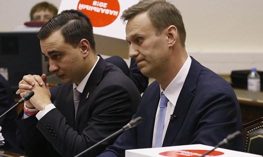 Ông Alexei Navalny (phải) tại Ủy ban Bầu cử Trung ương Nga. Ảnh: Reuters
