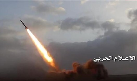 Lực lượng Yemen bắn tên lửa đạn đạo Zelzal 2 (Earthquake-2) vào lính đánh thuê của Saudi Arabia. Ảnh: P.TV