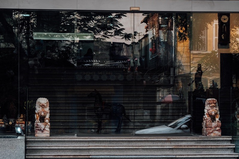 Hình ảnh sư tử đá trước cửa một ngân hàng trên phố Phan Bội Châu, Hà Nội trưa 25.12.2017 do PV Lao Động ghi lại. Ảnh: Sơn Tùng