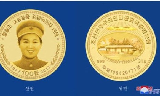 Triều Tiên đúc tiền vàng với một mặt là ảnh bà Kim Jong-suk và mặt kia là quê bà ở Hoeryong. Ảnh: KCNA