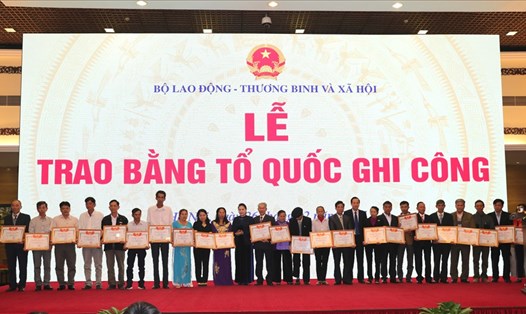 Ủy viên Bộ Chính trị, Chủ tịch Quốc hội Nguyễn Thị Kim Ngân trao bằng Tổ quốc ghi công cho gia đình, thân nhân liệt sĩ. Ảnh PV