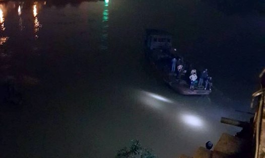 Ôtô rơi xuống sông Hồng, hai cán bộ bệnh viện tỉnh Yên Bái tử vong.