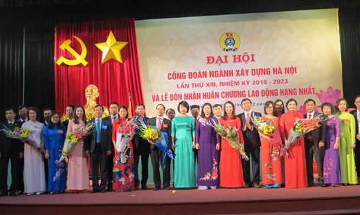 Các đại biểu tặng hoa, chúc mừng BCHCĐ ngành Xây dựng Hà Nội khóa XIII, nhiệm kỳ 2018 - 2023. Ảnh: Xuân Trường
