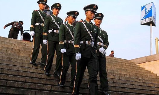 Lực lượng cảnh sát bán quân sự Trung Quốc đi tuần tra. Ảnh: Reuters.