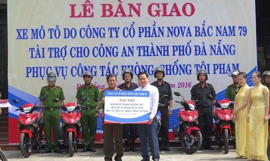 Lãnh đạo Công ty Nova Bắc Nam 79 trao tặng 50 xe Exciter cho Công an Đà Nẵng. Ảnh: Thân Lai/CAND