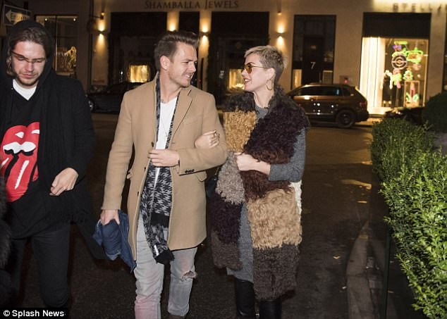 Katy Perry bị bắt gặp khoác tay trai lại trên phố. Ảnh: Daily Mail 