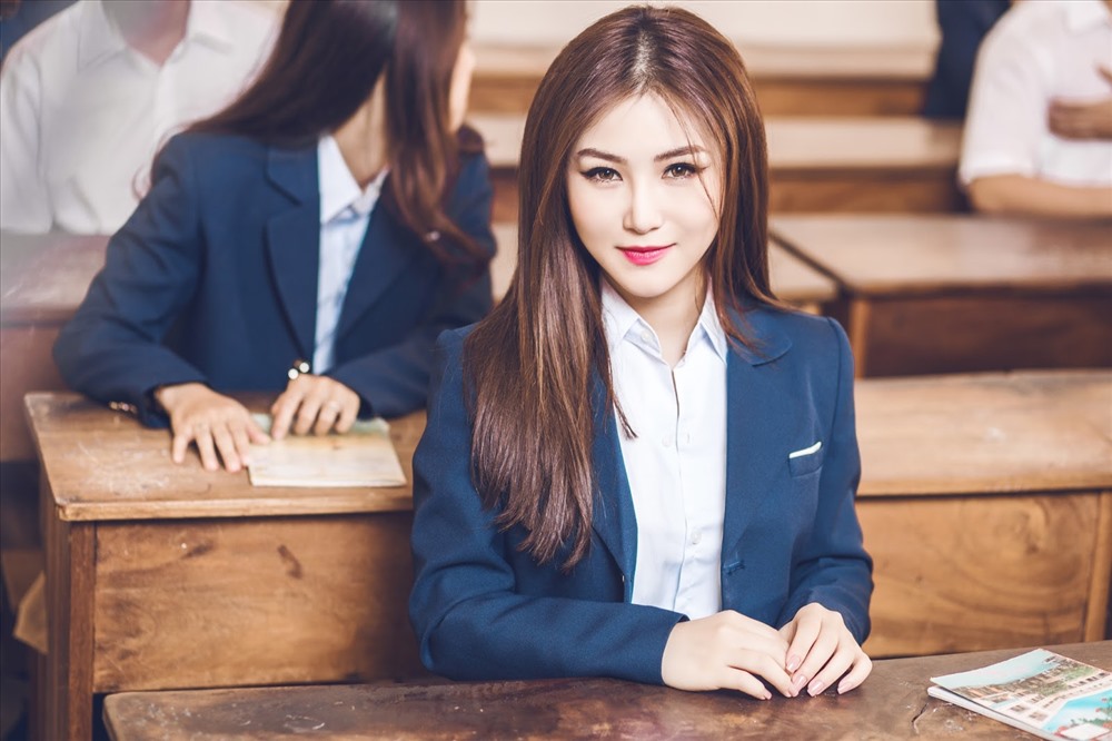 Hương Tràm trong MV "Em gái mưa". Ảnh: T.L