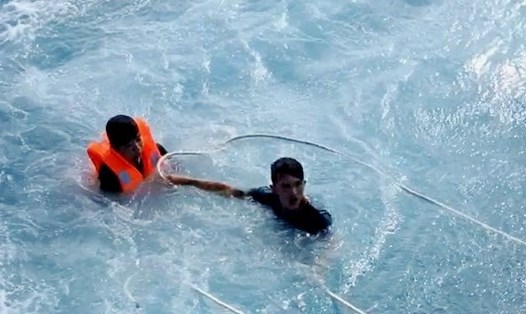 Ngư dân Trần Thanh Ron nhảy xuống cứu biển cứu ngư dân không biết bơi. Ảnh: Cắt từ clip