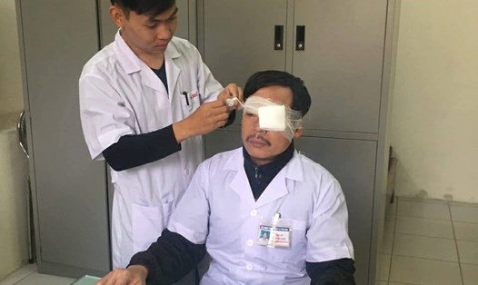 Bác sĩ Nghĩa bị hành hung trong quá trình cấp cứu tại hiện trường một vụ tai nạn giao thông. Ảnh CTV