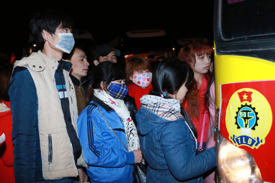 Công nhân KCN Thăng Long (Hà Nội) lên xe Công đoàn để về quê đón Tết. Ảnh: HẢI NGUYỄN