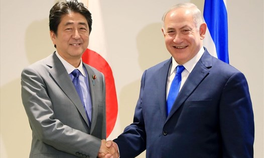 Thủ tướng Nhật Bản Shinzo Abe và Thủ tướng Israel Benjamin Netanyahu trong một lần gặp mặt. Ảnh: Japan Times