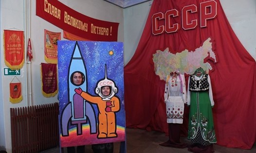 Khách tham quan triển lãm thời Xô Viết tại trung tâm văn hóa Rybinsk. Ảnh: Sputnik