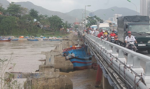 Con tàu bị mắc kẹt dưới chân cầu Xóm Bóng ở hạ lưu sông Cái, Nha Trang, Khánh Hòa. Ảnh: N.B