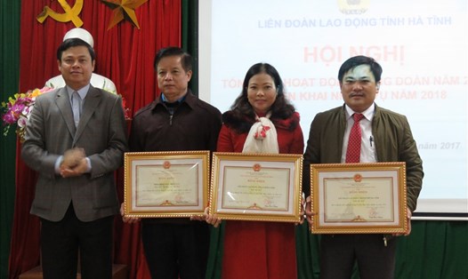 Ông Phan Cao Thanh - Trưởng Ban Dân vận Tỉnh ủy Hà Tĩnh trao bằng khen của UBND tỉnh Hà Tĩnh cho các tập thể thuộc công đoàn Hà Tĩnh