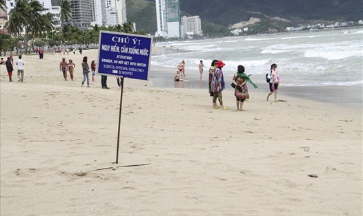 Biển cấm tắm biển đã được cắm tại các bờ biển ở Nha Trang (Khánh Hòa) cách đây 2 ngày, nhưng du khách vẫn tắm biển. Ảnh: V.Định