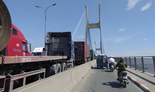 Xe container kẹt cứng trên cầu Phú Mỹ.  Ảnh: M.Q