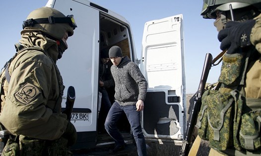 Chính phủ Ukraina và phe ly khai tiến hành đợt trao đổi tù binh lớn nhất từ trước tới nay. Ảnh: Reuters