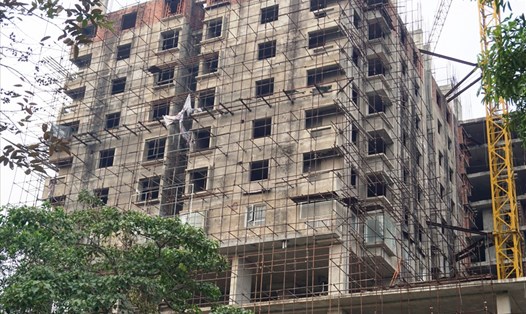 Một dự án chung cư cao cấp tại khu đất vàng đường Minh Khai (TP.Vinh) chậm tiến độ nhiều năm, sắt thép đã hoen gỉ, gây mất mỹ quan đô thị. Ảnh: QUANG ĐẠI