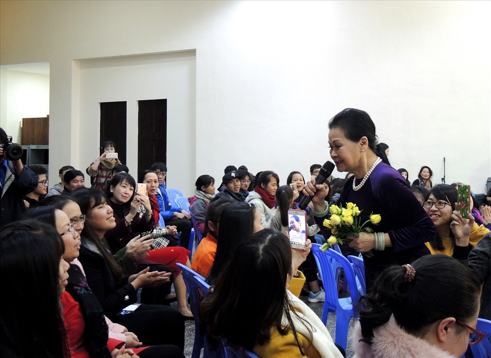 Ca sĩ Khánh Ly hát và hòa vào sinh viên (ảnh K.Q)