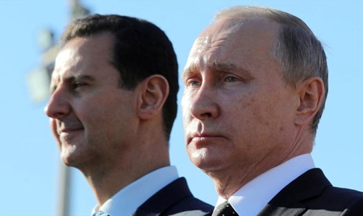 Tổng thống Nga Vladimir Putin và Tổng thống Syria Bashar al-Assad tại căn cứ không quân Hemeymim ở Syria hôm 11.12. Ảnh: AP