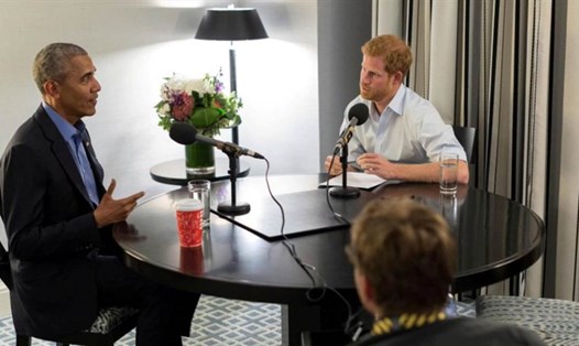 Cựu Tổng thống Barack Obama trả lời phỏng vấn Hoàng tử Harry. Ảnh: BBC