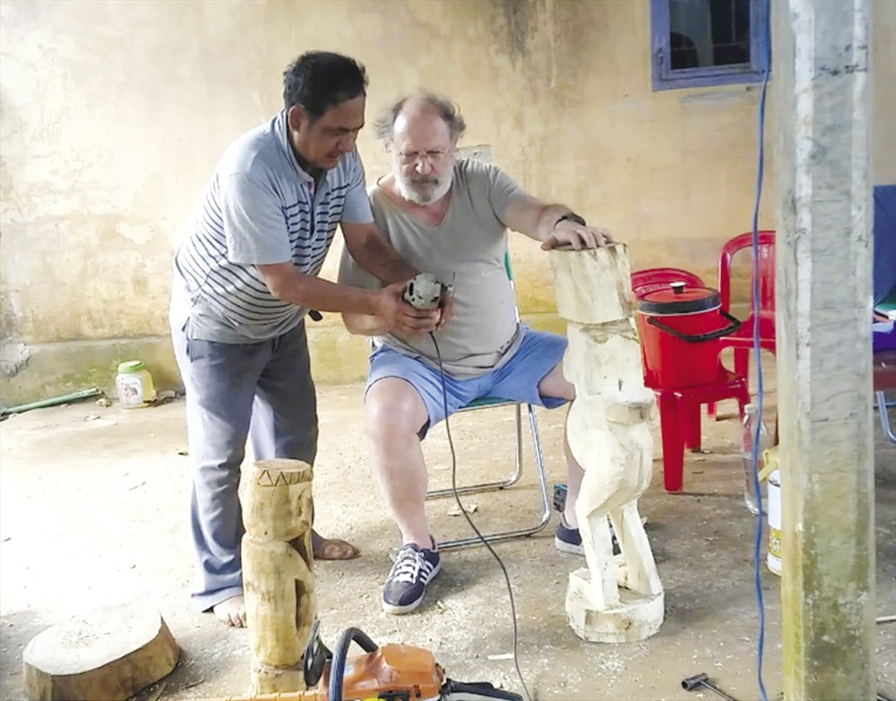 NNƯT Ksor Hnao dạy học trò người Pháp tạc tượng nhà mồ (ảnh cắt từ clip).