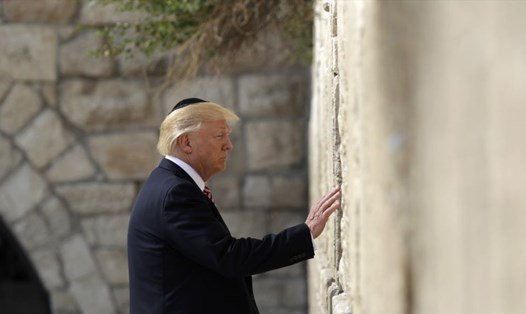 Tổng thống Donald Trump thăm Bức tường Than khóc ở Jerusalem. Ảnh: AP