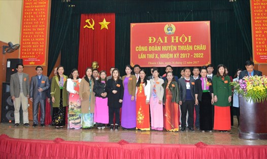 BCH LĐLĐ huyện Thuận Châu khóa X, nhiệm kỳ 2017 - 2022 ra mắt tại Đại hội. Ảnh: Minh Hải