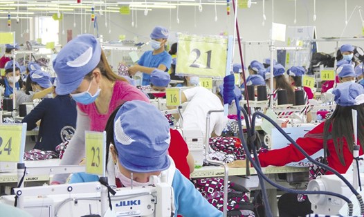 Công nhân dệt may đối diện với nguy cơ bị thay thế bởi máy móc thông minh trong cuộc cách mạng công nghiệp 4.0 - Ảnh: L.T