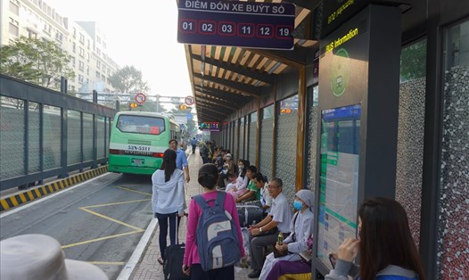 Hành khách ngồi chờ đón xe buýt tại trạm trung chuyển xe buýt trên đường Hàm Nghi (Q.1).  Ảnh: M.Q