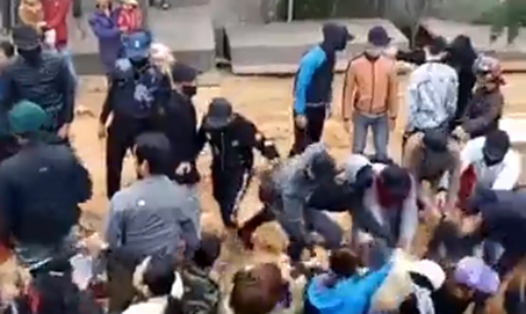 Hình ảnh nhóm thanh niên bịt mặt cố kéo người dân ra khỏi công trường. Ảnh cắt từ clip