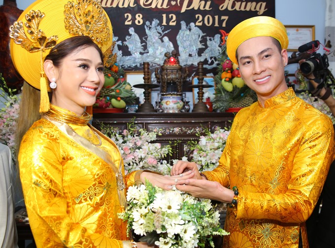 Lâm Khánh Chi cùng ông xã kém tuổi rạng rỡ trong ngày cưới. 
